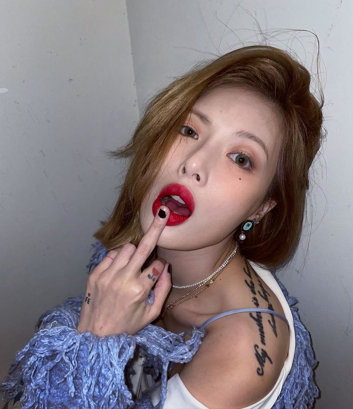 Idol Kpop biến hóa với cách make up đậm - nhạt khác nhau