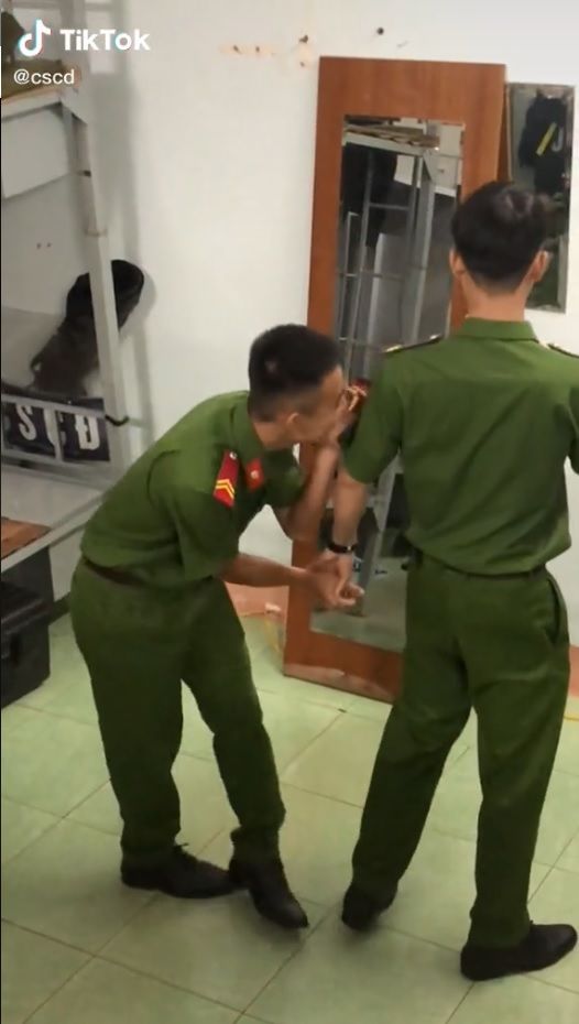 Khi chú công an cũng mê tóp tóp có hẳn clip triệu view