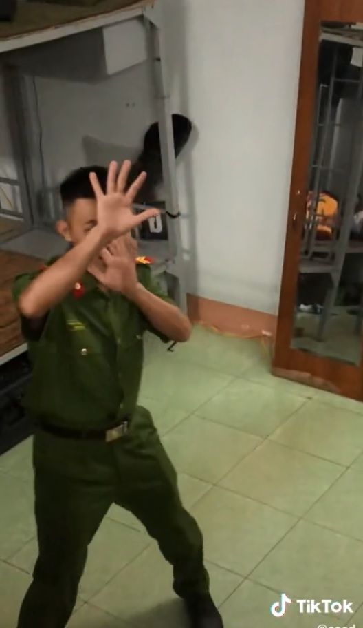 Khi chú công an cũng mê tóp tóp có hẳn clip triệu view