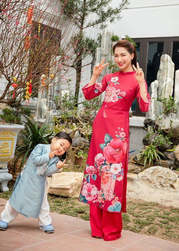 Lần gần nhất chồng đại gia đăng ảnh có Hòa Minzy: chỉ thấy lấp ló