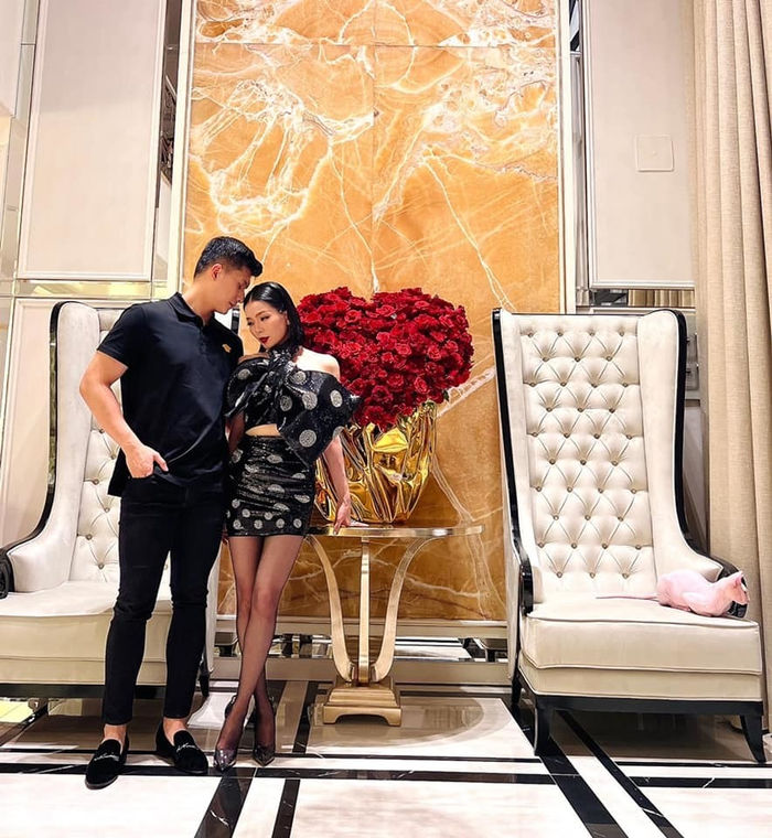 Lệ Quyên và tình trẻ cứ lên đồ đi sự kiện là bao hot