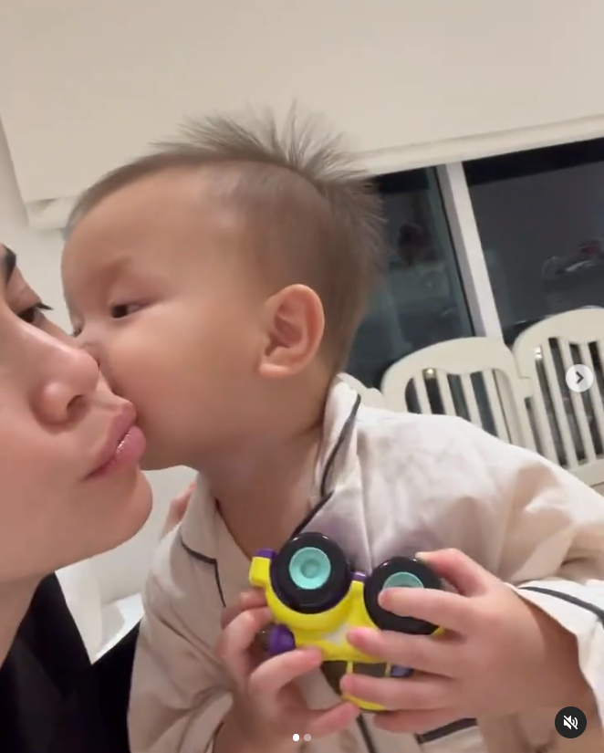 Leon dạo này người lớn nói gì cũng hiểu, biết làm theo răm rắp