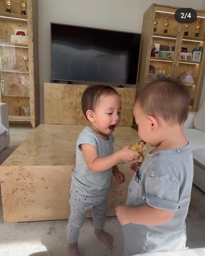 Lisa mới tí tuổi đã tự đút chuối cho em trai Leon còn biết ạ rõ to