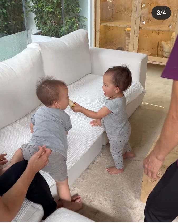 Lisa mới tí tuổi đã tự đút chuối cho em trai Leon còn biết ạ rõ to