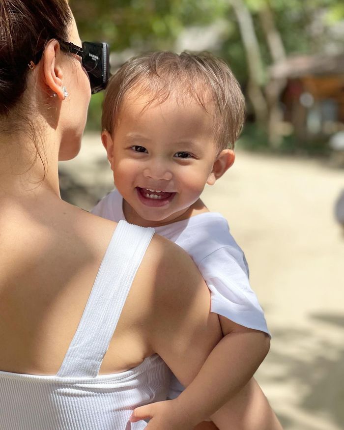 Lisa vừa ti sữa vừa xoa đầu anh hai Subeo: mới tí tuổi đã khéo nịnh