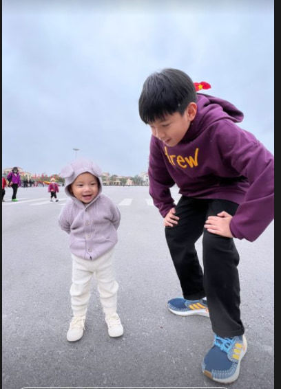 Lisa vừa ti sữa vừa xoa đầu anh hai Subeo: mới tí tuổi đã khéo nịnh