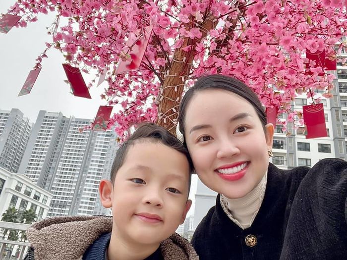 Ly Kute khoe mẹ U60 trẻ trung hết mức: Mẹ con mà nhìn như 2 chị em