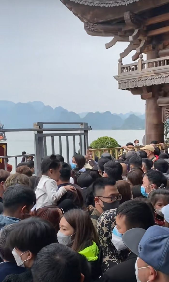Khách tham quan thả tiền xuống giếng nước trong chùa mặc biển cấm