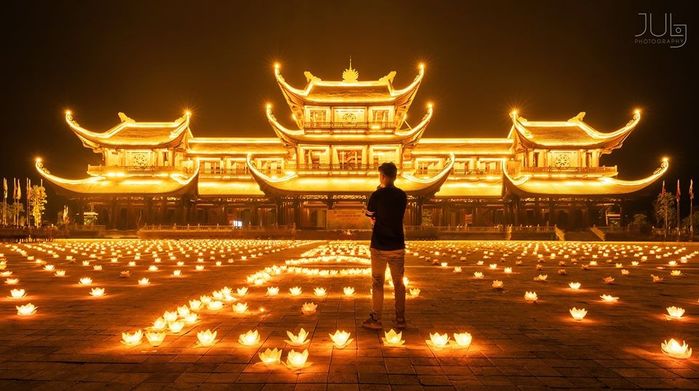 Khách tham quan thả tiền xuống giếng nước trong chùa mặc biển cấm