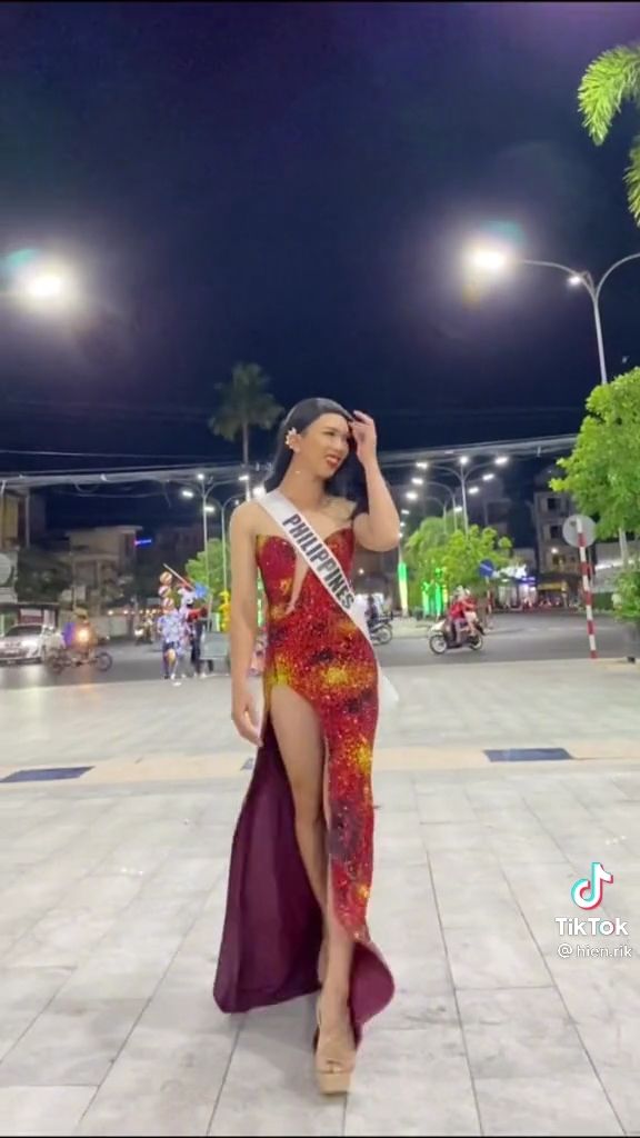 Chàng trai đến từ Long Xuyên gây sốt khi cosplay Miss Universe 2018