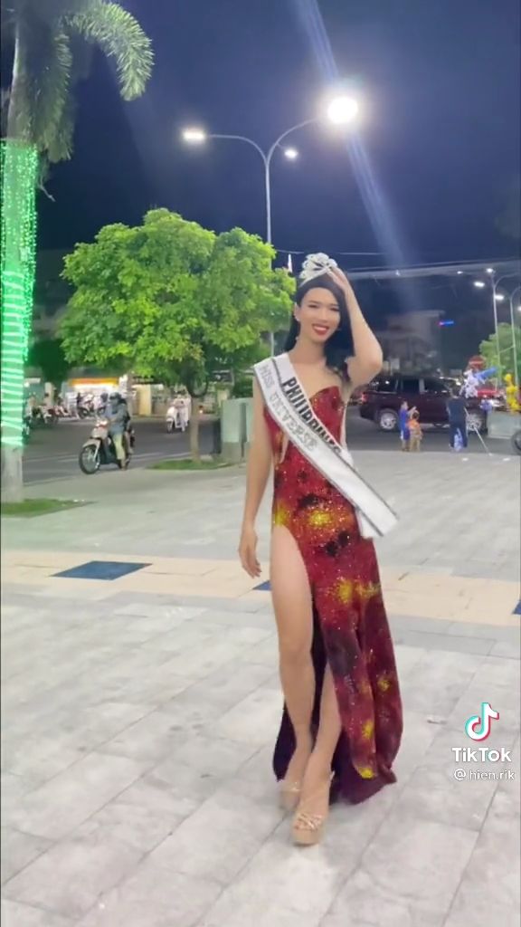 Chàng trai đến từ Long Xuyên gây sốt khi cosplay Miss Universe 2018