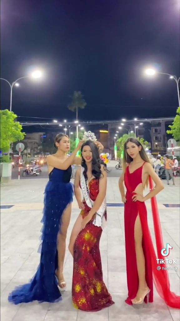 Chàng trai đến từ Long Xuyên gây sốt khi cosplay Miss Universe 2018