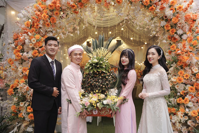 Mãn nhãn với 3 bộ váy cưới trong lễ hỏi của vợ Hà Đức Chinh