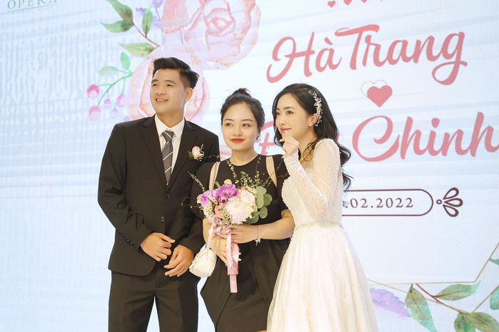 Mãn nhãn với 3 bộ váy cưới trong lễ hỏi của vợ Hà Đức Chinh