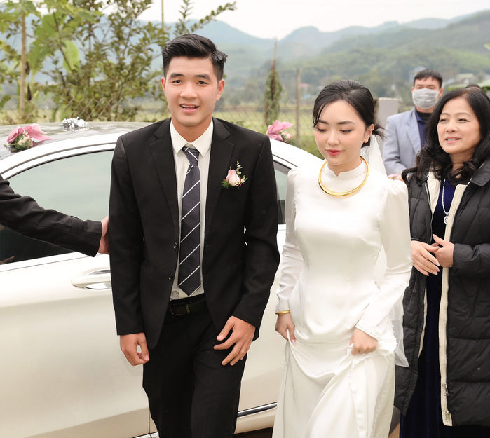 Mãn nhãn với 3 bộ váy cưới trong lễ hỏi của vợ Hà Đức Chinh