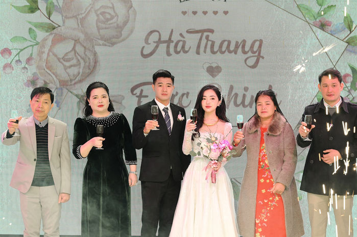 Mãn nhãn với 3 bộ váy cưới trong lễ hỏi của vợ Hà Đức Chinh