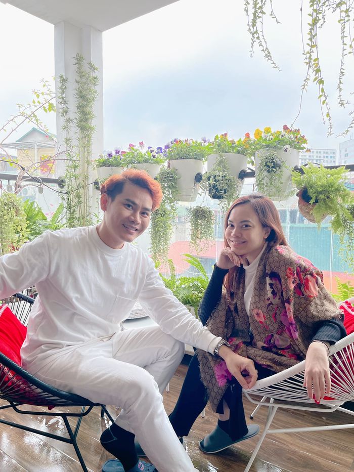 Kỷ niệm 14 năm cưới, MC Hồng Phúc đăng ảnh hấp hôn với bà xã U50