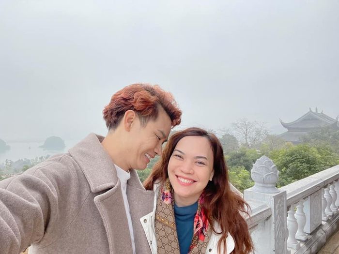 Kỷ niệm 14 năm cưới, MC Hồng Phúc đăng ảnh hấp hôn với bà xã U50