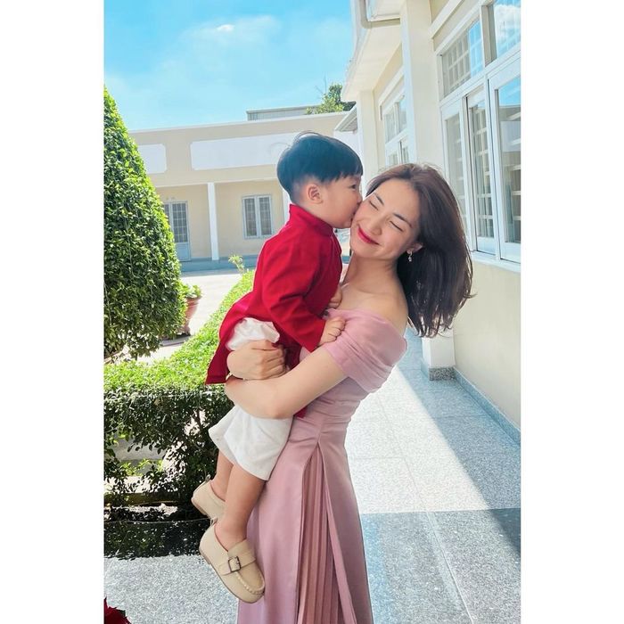 Mẹ con Vbiz chiếm sóng đầu năm: Hà Hồ hít hà Lisa không ngừng