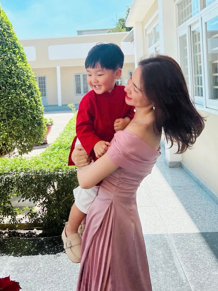 Mẹ con Vbiz chiếm sóng đầu năm: Hà Hồ hít hà Lisa không ngừng