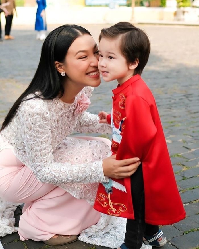 Mẹ con Vbiz chiếm sóng đầu năm: Hà Hồ hít hà Lisa không ngừng