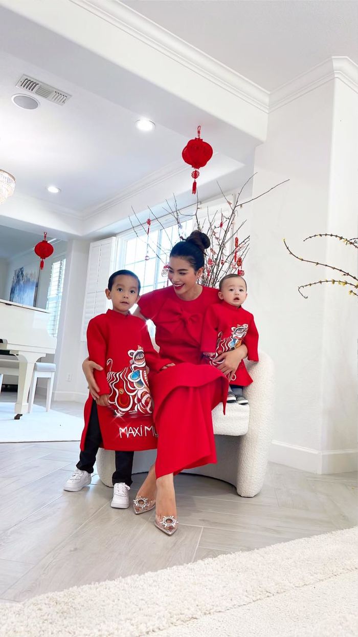 Mẹ con Vbiz chiếm sóng đầu năm: Hà Hồ hít hà Lisa không ngừng
