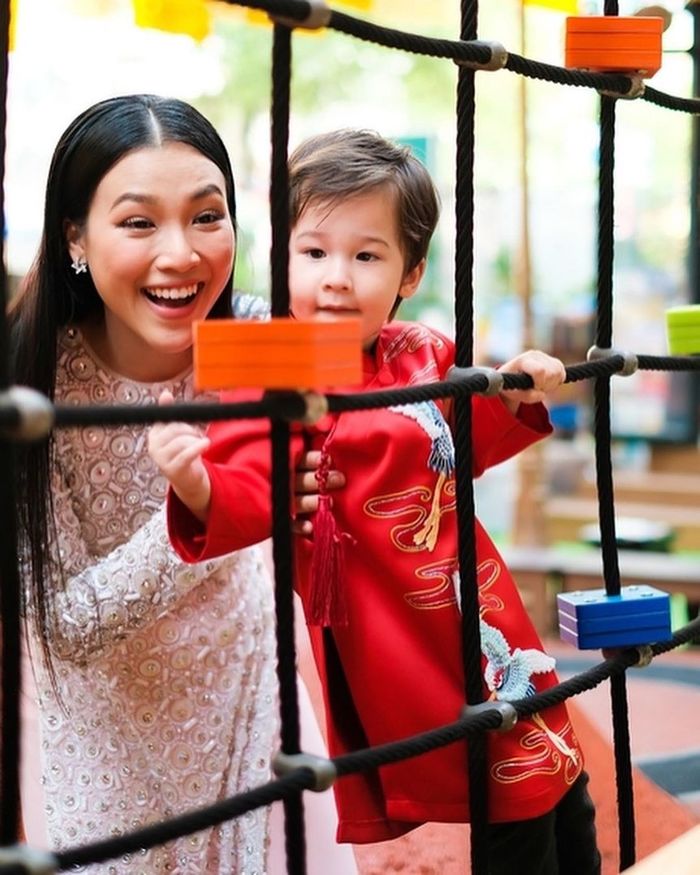 Mẹ con Vbiz chiếm sóng đầu năm: Hà Hồ hít hà Lisa không ngừng