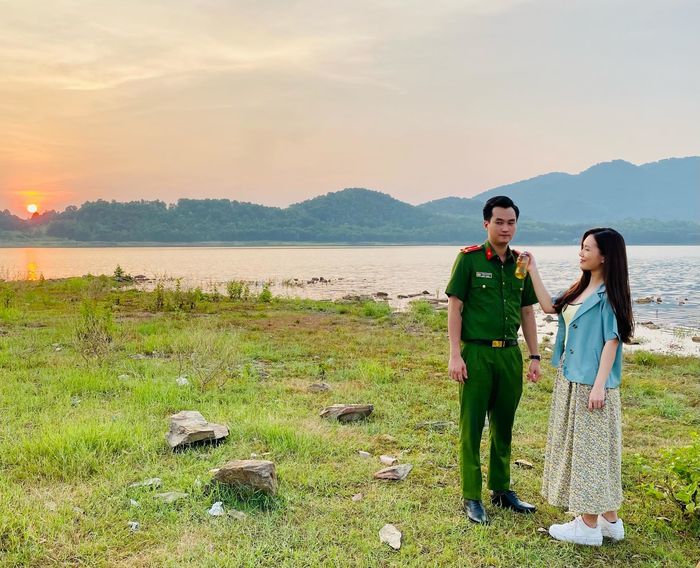 Nam công an Phố trong làng đưa hôn thê kém 11 tuổi đi thử váy cưới