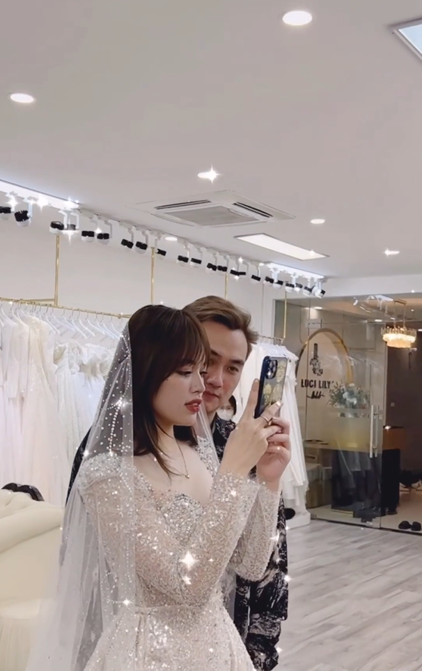 Nam công an Phố trong làng đưa hôn thê kém 11 tuổi đi thử váy cưới