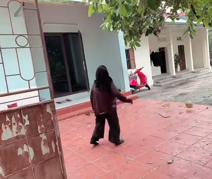 Ngoại 91 tuổi đá banh với chắt: U100 mà chịu chơi dễ sợ