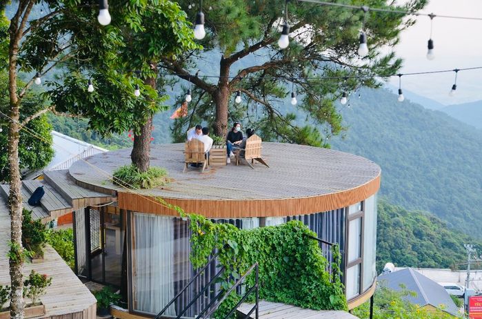 Ngôi nhà cheo leo trên cây thông: bốn phía đều có chỗ để chill