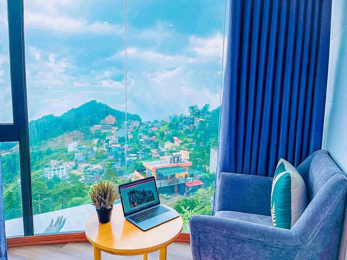 Ngôi nhà cheo leo trên cây thông: bốn phía đều có chỗ để chill