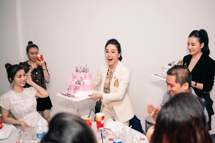 Nhật Kim Anh mừng sinh nhật khách hàng thân thiết 6 miếng vàng