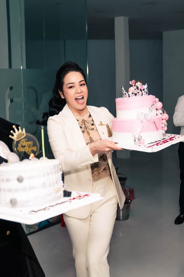 Nhật Kim Anh mừng sinh nhật khách hàng thân thiết 6 miếng vàng