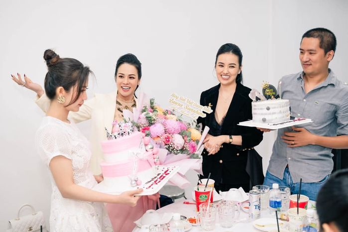 Nhật Kim Anh mừng sinh nhật khách hàng thân thiết 6 miếng vàng