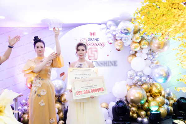 Nhật Kim Anh mừng sinh nhật khách hàng thân thiết 6 miếng vàng