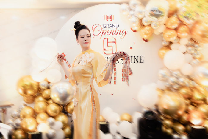 Nhật Kim Anh mừng sinh nhật khách hàng thân thiết 6 miếng vàng