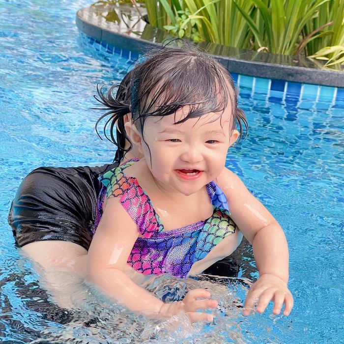 Nhóc tì Vbiz mặc gì tuần qua: Winnie “lên rừng xuống biển” sành điệu
