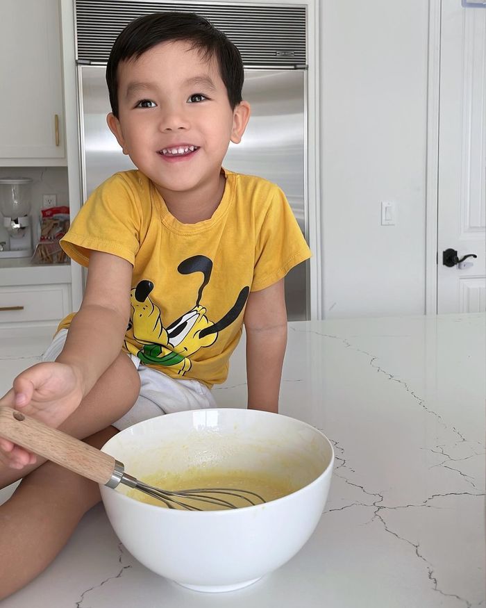 Nhóc tì Vbiz mặc gì tuần qua: Winnie “lên rừng xuống biển” sành điệu