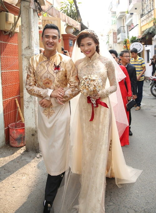 Những bộ áo dài cưới đắt còn hơn vàng của vợ sao nam Việt