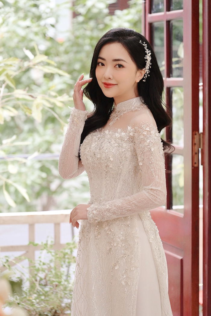 Những bộ áo dài cưới đắt còn hơn vàng của vợ sao nam Việt