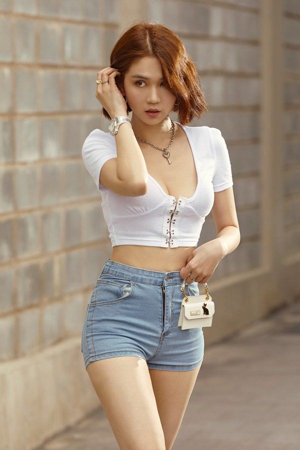 Những chiếc túi xách tí hon, đựng được mỗi... cây son của mỹ nhân Việt