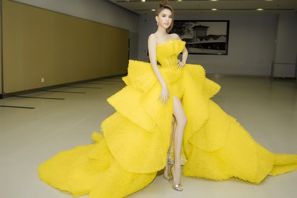 Những bộ váy quét sạch thảm đỏ của sao: Diệu Nhi 2m chưa phải nhất
