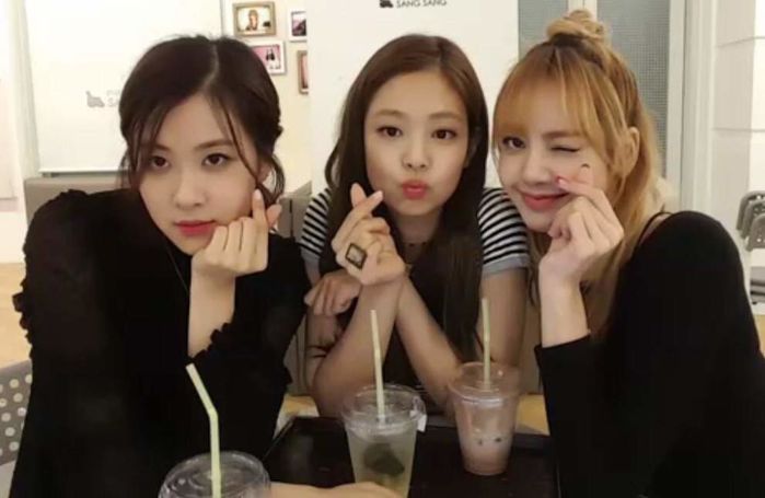 Những lần Rosé vén tóc khoe mặt xinh xỉu: Ai nói cô nàng kém sắc chứ