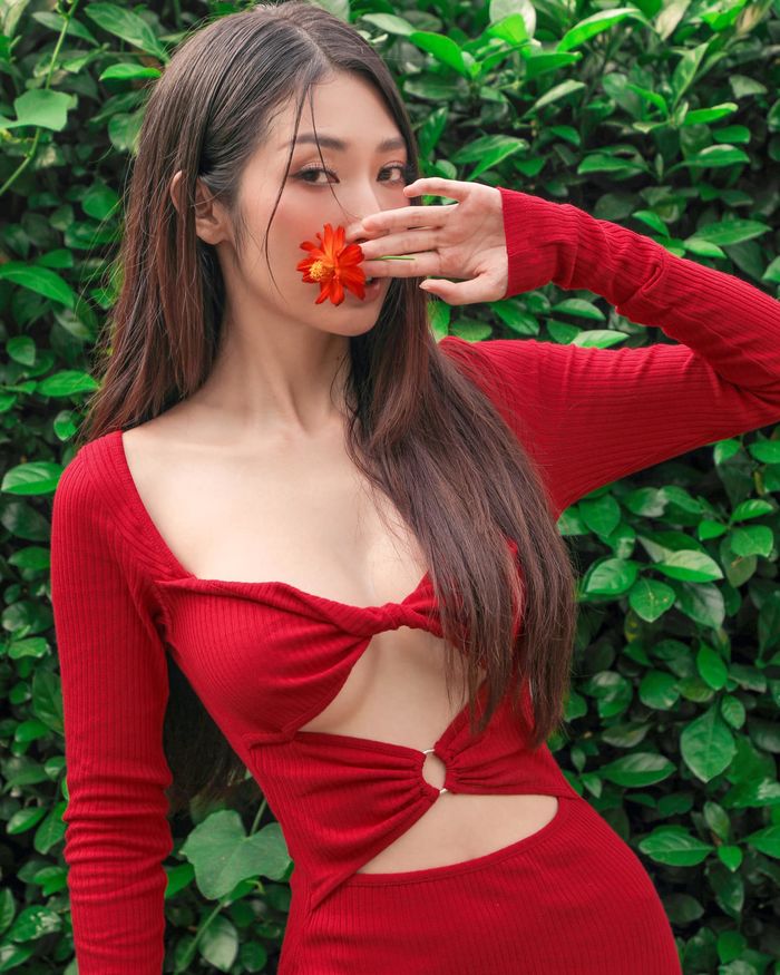 Những mỹ nhân Việt mặc kiệm vải nhất ngày đầu năm