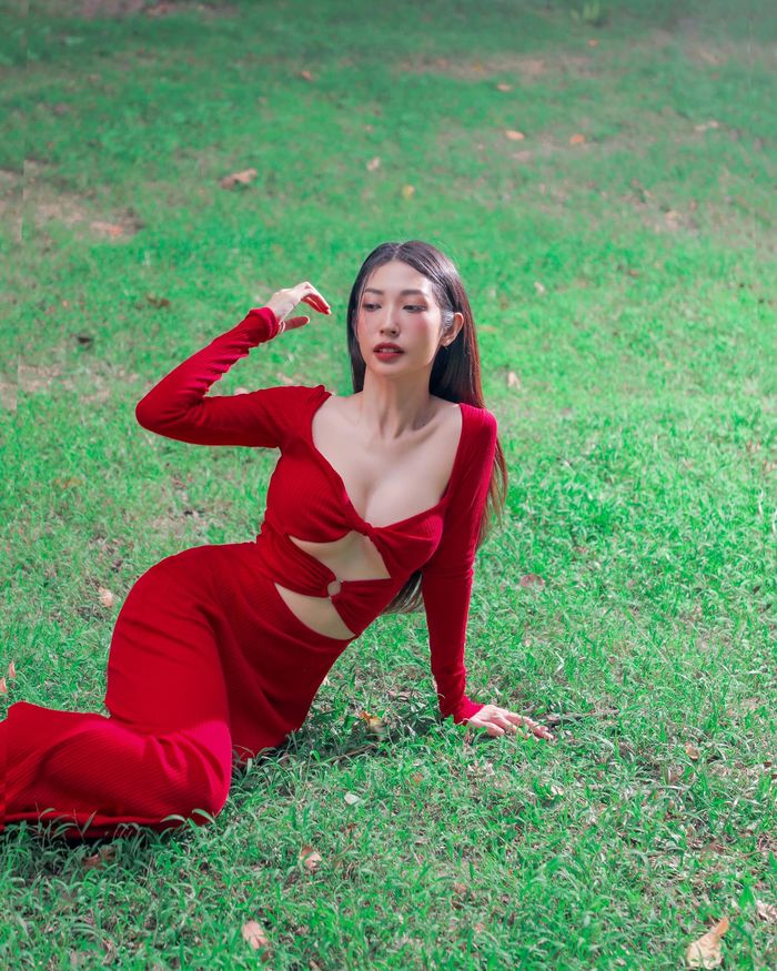 Những mỹ nhân Việt mặc kiệm vải nhất ngày đầu năm