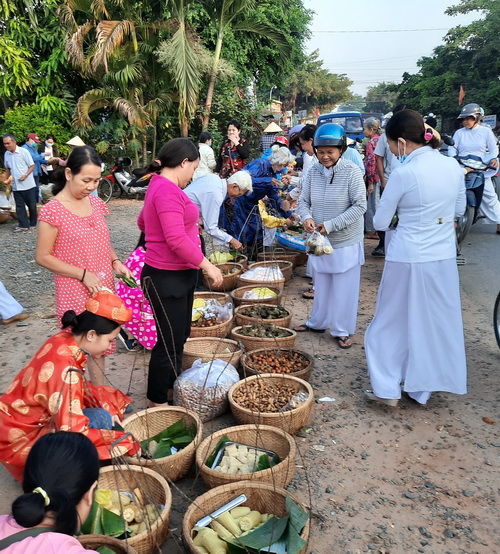 Những ngôi chợ đặc biệt nhất Việt Nam: lá cây cũng mua được đồ
