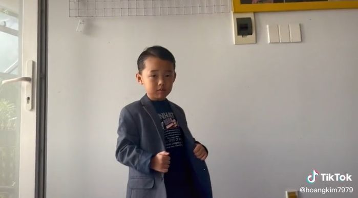 Quý tử nhà Ưng Hoàng Phúc lên đồ cực bảnh hát hit Thà Rằng Như Thế