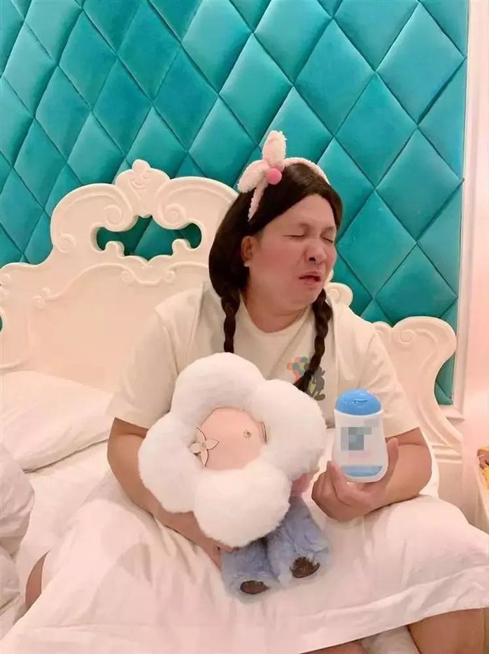 Chồng Đoàn Di Băng troll vợ: tư thế ngủ khó đỡ, hay đu cửa cổng