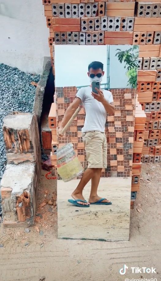 Pha bắt trend “dắt tay người yêu đi qua gương” phiên bản anh thợ hồ